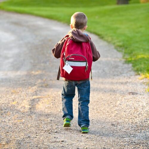 Zaini e postura: come proteggere la schiena dei bambini